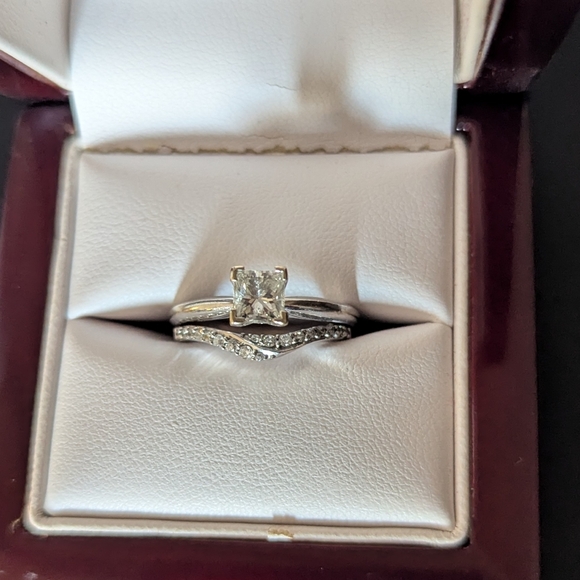 Elegant Solitaire Diamond Ring With Wedding Band - Picture 8 of 10